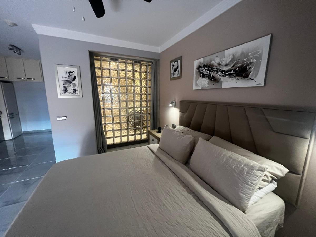 Beachfront Apartment - Sea Views - Marbella Buitenkant foto